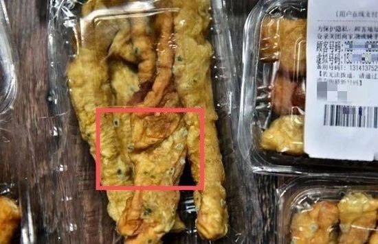 ▲ 外賣點(diǎn)到發(fā)霉油條，紅框內(nèi)霉菌明顯