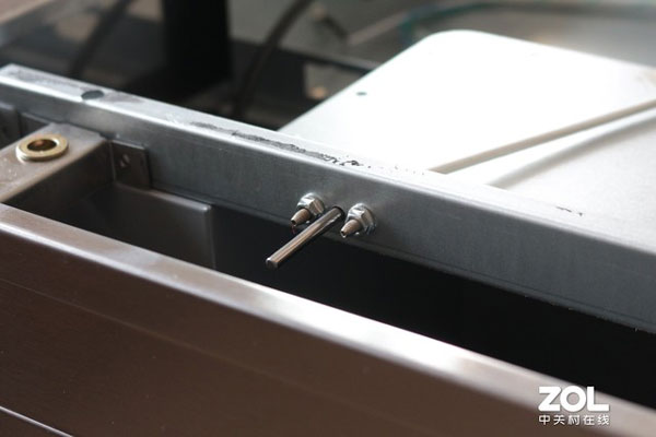 藍炬星在集成灶關鍵部位設置有多個傳感器