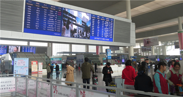 候車大廳北進(jìn)站口兩塊LED電子屏