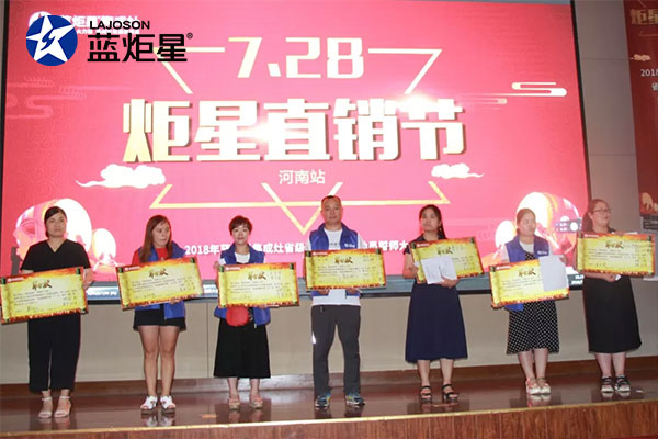 認(rèn)真聽講的經(jīng)銷商家人們