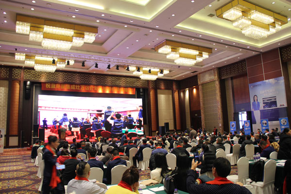 (貴賓們參觀藍(lán)炬星智能智造小鎮(zhèn))