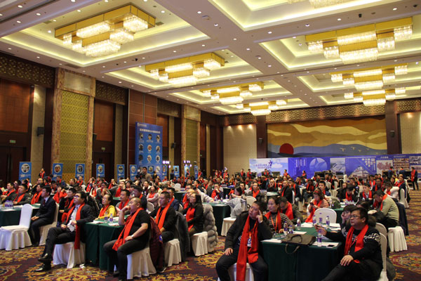 (貴賓們參觀藍(lán)炬星智能智造小鎮(zhèn))