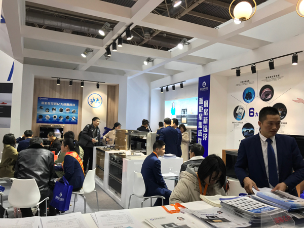 (藍炬星展會次日現場)