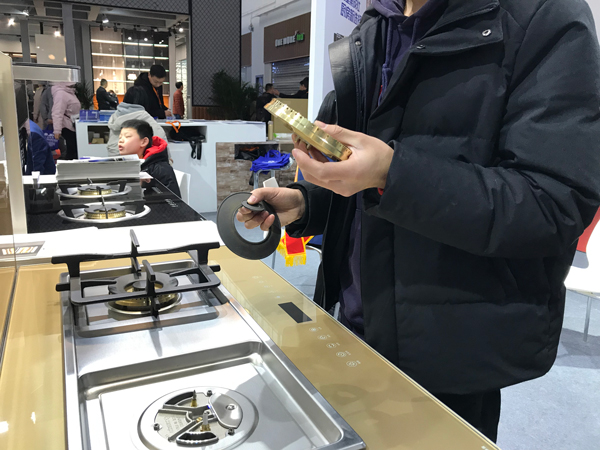 (觀展者對藍炬星產生濃厚興趣)