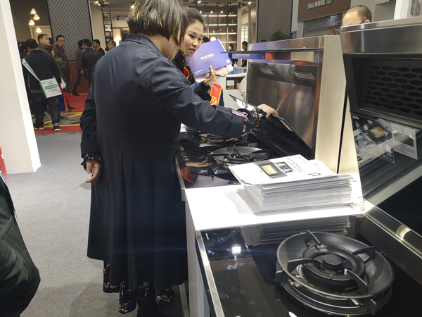 (觀展者對藍炬星產生濃厚興趣)