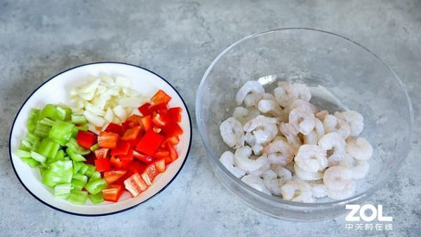 準備配料：彩椒碎、蒜瓣和蝦仁