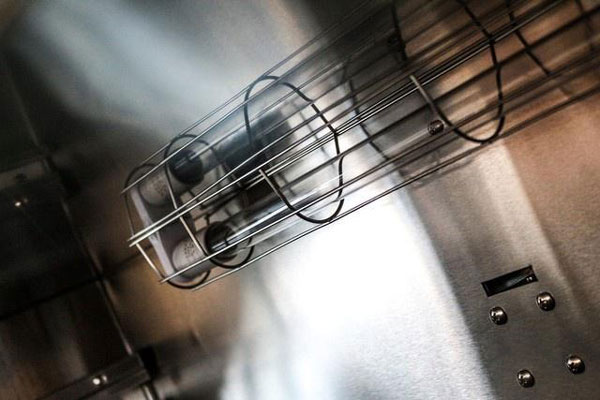 消毒柜內側的紅外加熱管