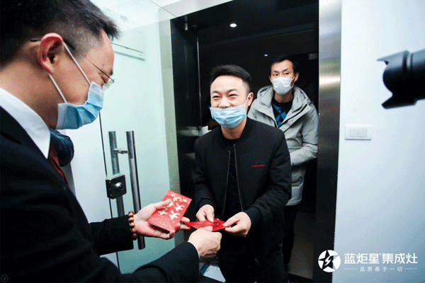 錢松良董事長向所有到會恭賀人員派發開業利是