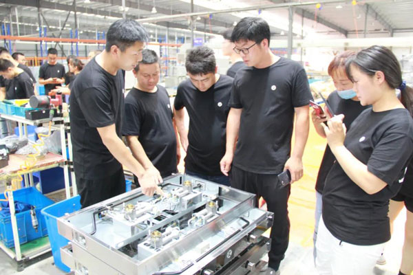 參觀藍炬星智能工廠生產設備
