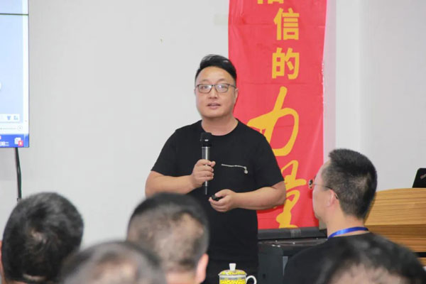 執行總裁廖春發表講話