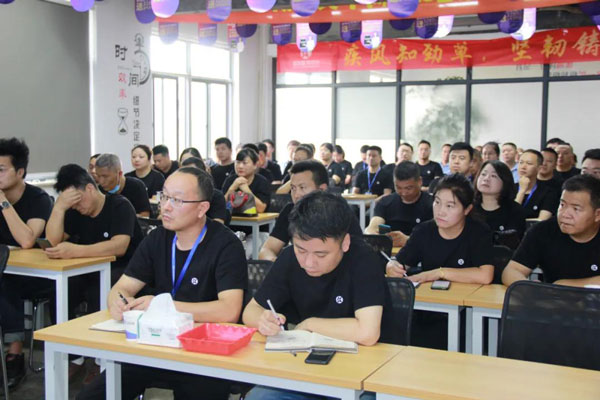 各位核心加盟商認真聽取戰略規劃并做好筆記