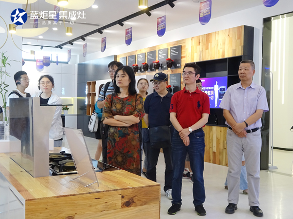 李正衛(wèi)書記一行參觀藍(lán)炬星研發(fā)大樓智能體驗(yàn)館