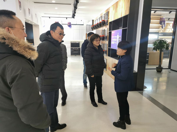 中國五金協(xié)會領導一行參觀了藍炬星集成灶體驗館