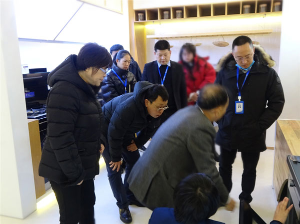 藍炬星培訓部王釵向領導們介紹藍炬星集成灶產(chǎn)品