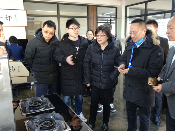 藍炬星市場中心馮總監(jiān)為協(xié)會領導們介紹了即將隆重上市的藍炬星AIOT智能集成灶