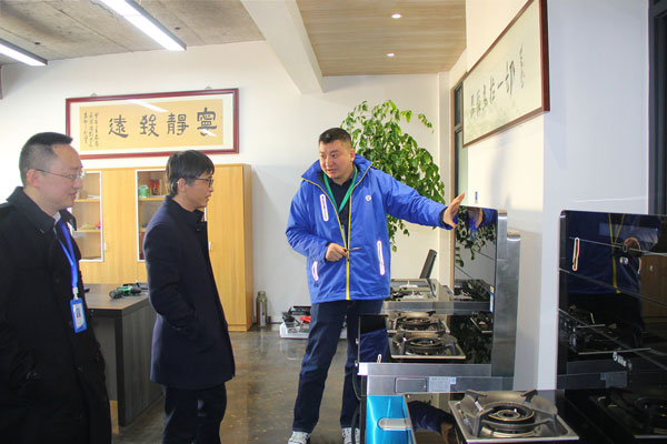 藍炬星電器副總裁王春雷為沈建新教授一行人介紹藍炬星&middot;AIoT智能集成灶