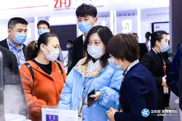 參展者紛紛踴躍實(shí)際操作