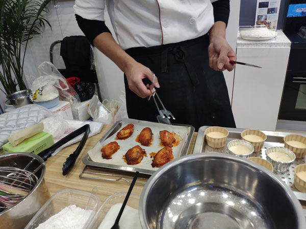 現(xiàn)場(chǎng)烘焙師制作的甜品以及菜肴