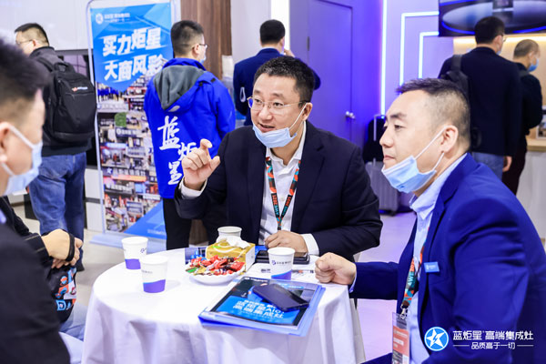 藍炬星集成灶工作人員講解藍炬星AIoT高端集成灶