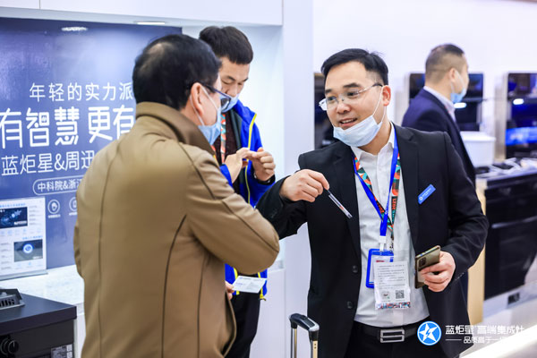 藍炬星集成灶工作人員講解藍炬星AIoT高端集成灶