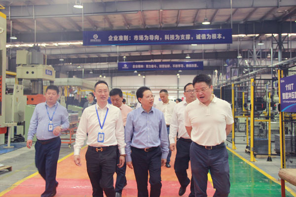 婁主任一行參觀藍(lán)炬星生產(chǎn)車(chē)間