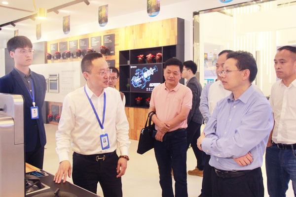 婁主任一行參觀藍(lán)炬星展廳